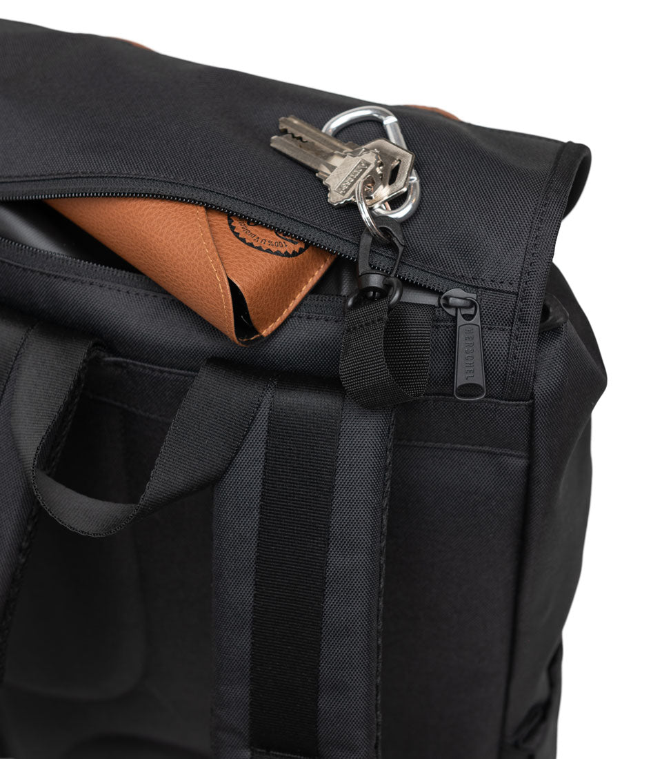 Herschel Little America Mid-Volume – Cesta dovnitř vede i z boku