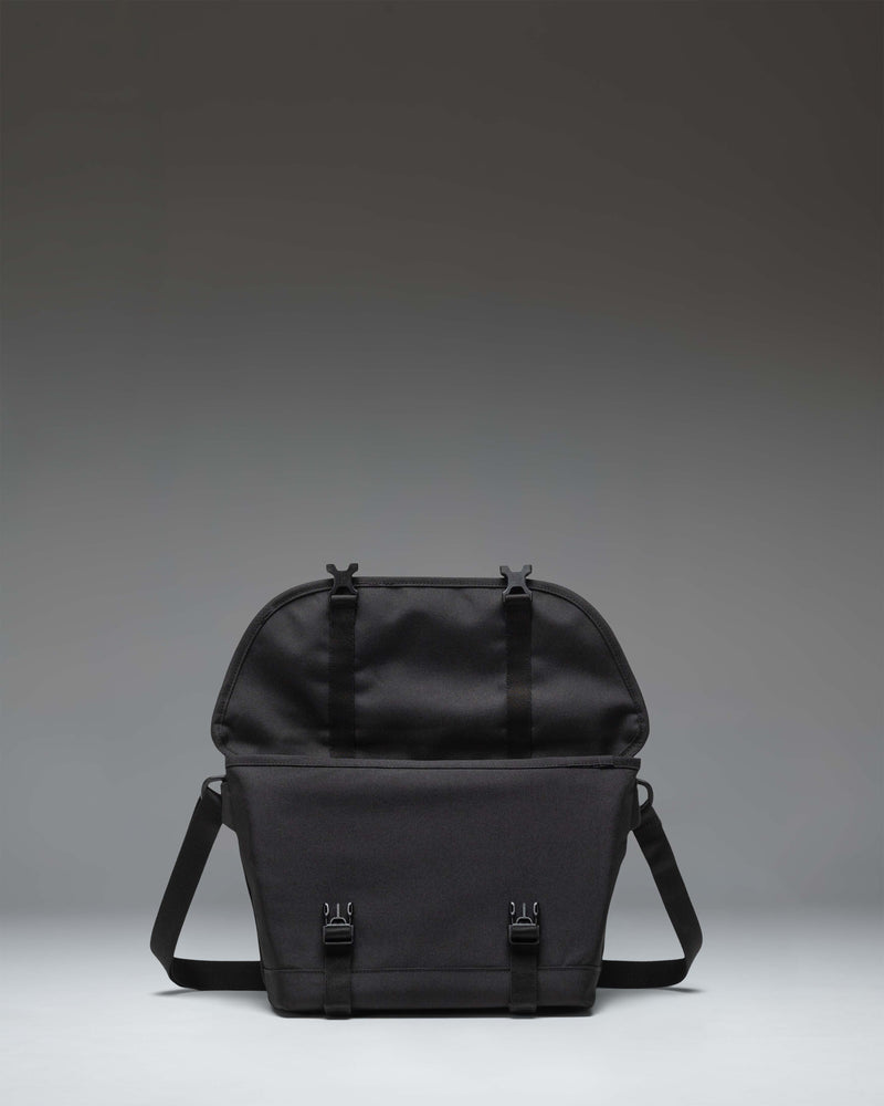 Herschel Supply Co. Cove Small Messenger bag in Black Tonal.
