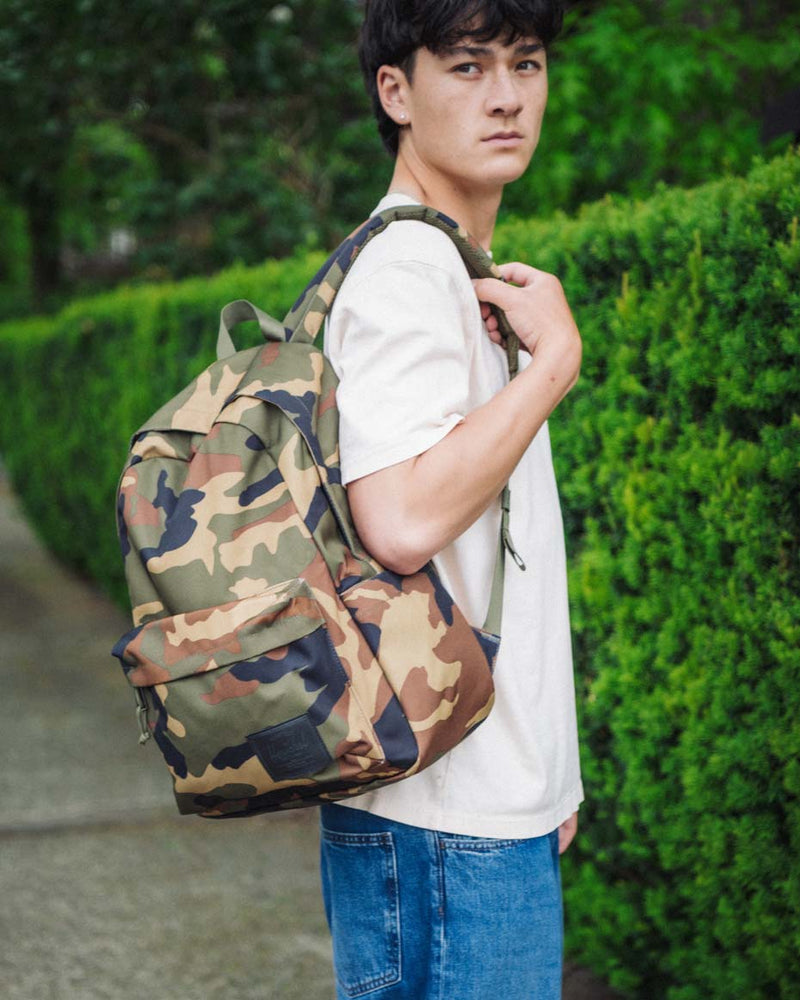 herschel backpack on model SUPPLY CO. CLASSIC XL 30L Front storage sleeve Pop Quiz Backpack Herschel