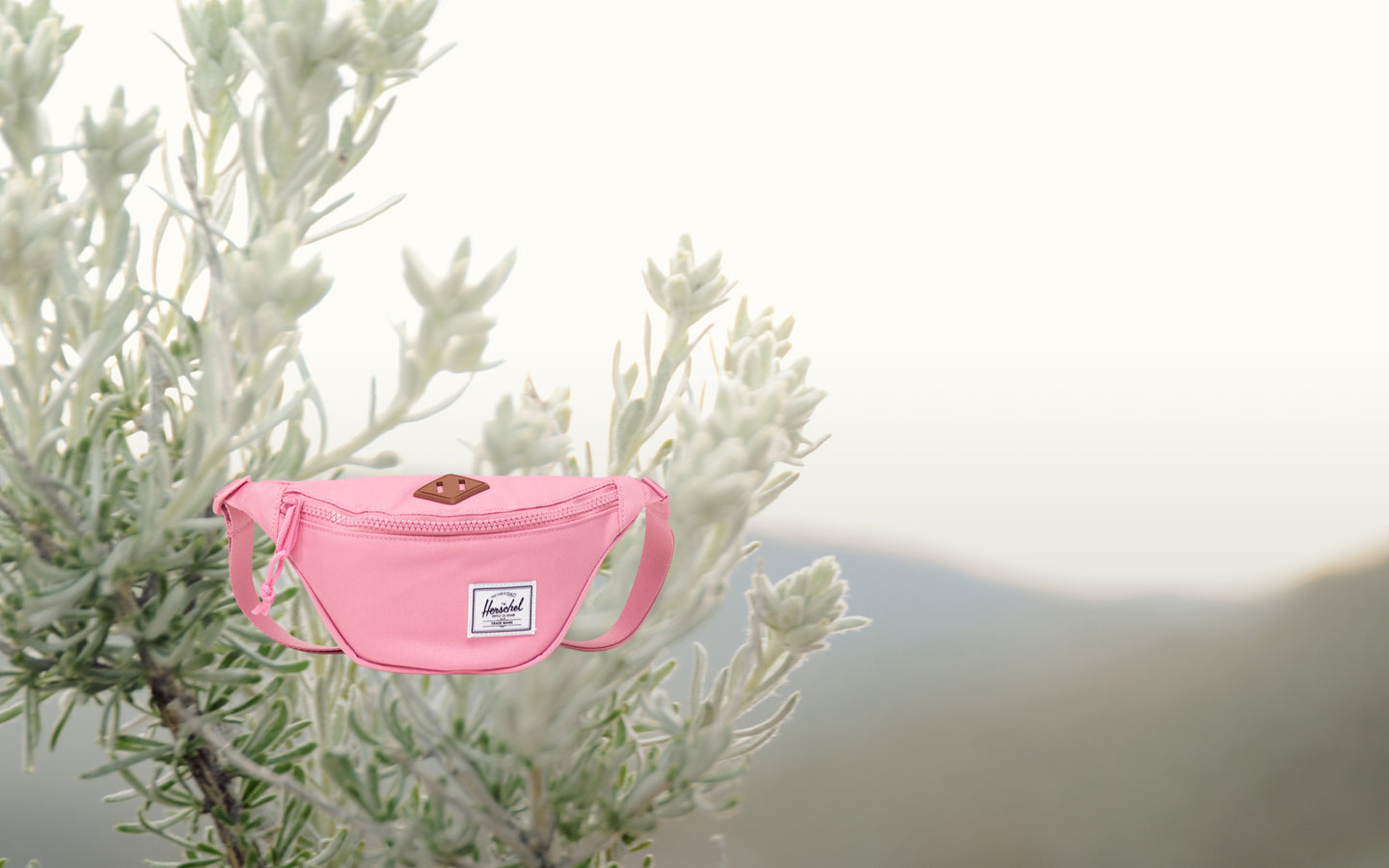 Herschel Heritage Hip Pack Little Herschel in Cashmere Rose pink, a compact waist bag with a front pocket and adjustable strap.