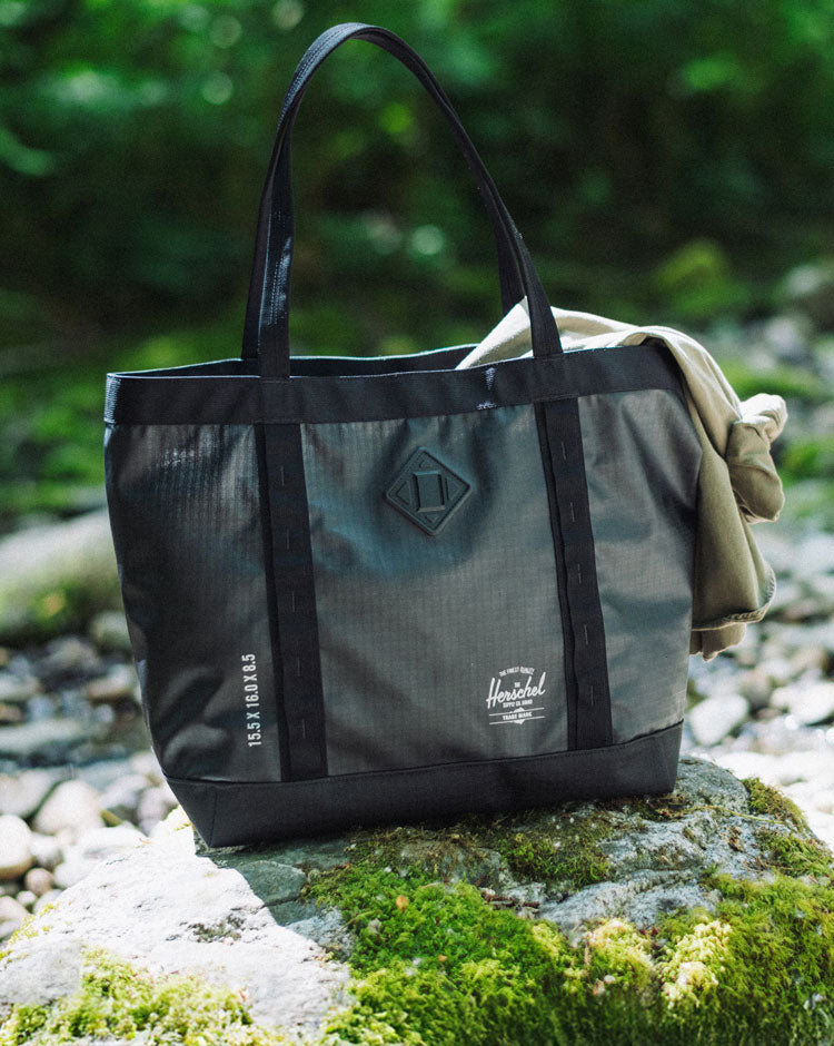 herschel travel tote bag black Heritage Premium Classic Herschel Supply Co. USA Whether youre navigating a busy city or embarking on an outdoor adventure All Season Gear Tote 33L