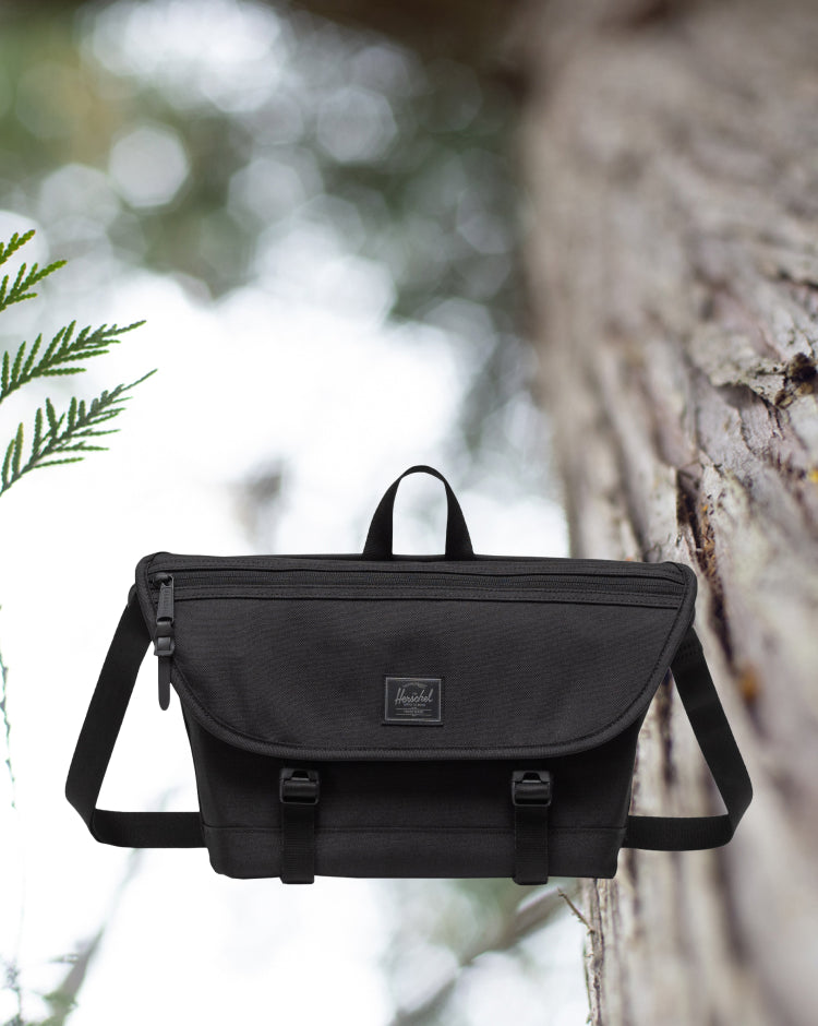 Herschel Supply Co. Cove Small Messenger bag in Black Tonal.