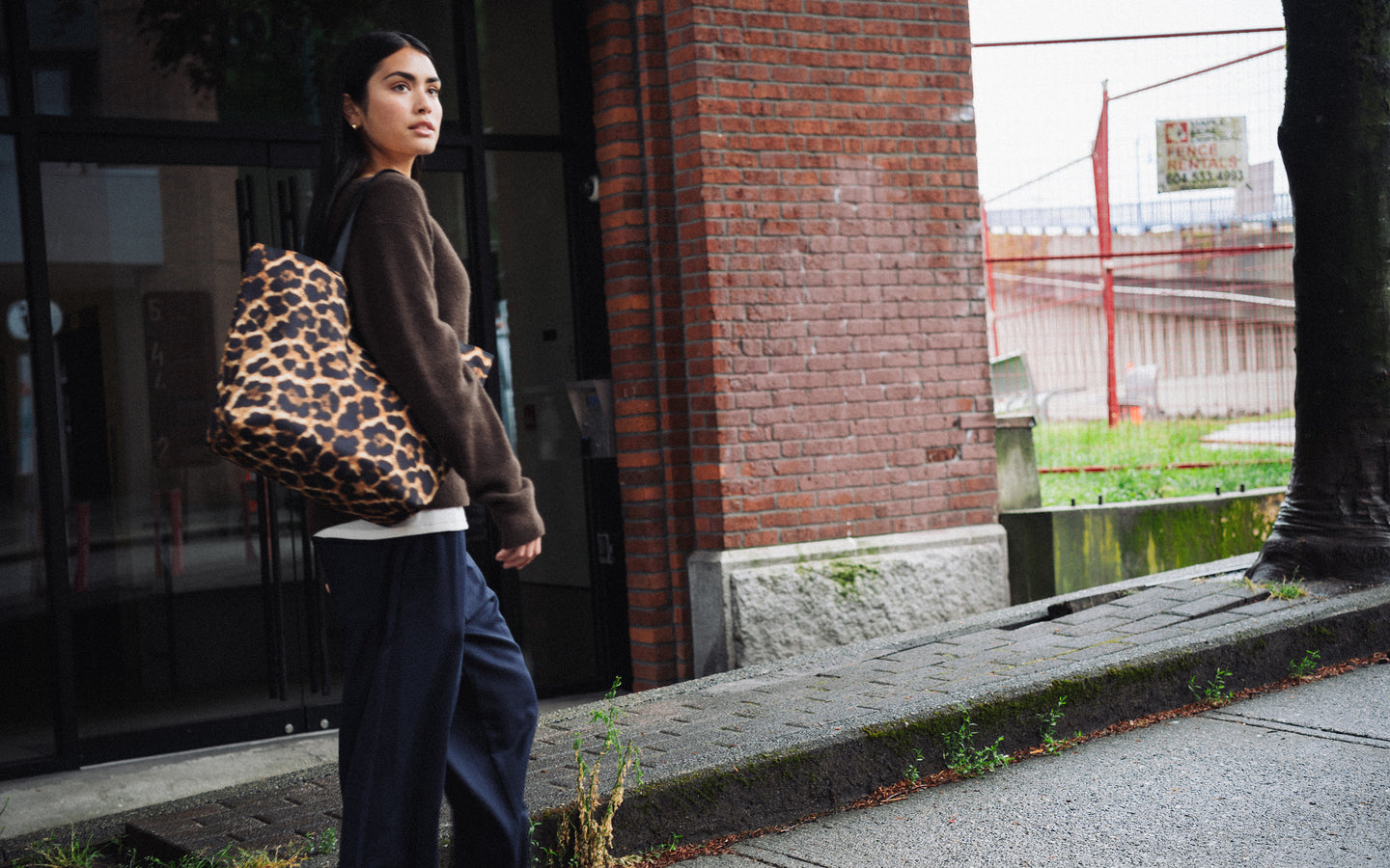 Herschel Classic Tote bag in Digi Leopard Light Large, showcasing its spacious design and stylish leopard print pattern.